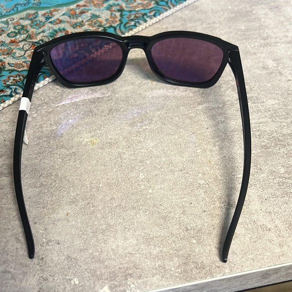 Oakley Objector Sun glasses - Picture 3 of 4